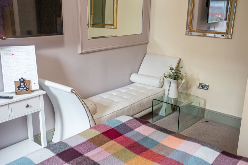Classic Triple Room, Ensuite photo 2