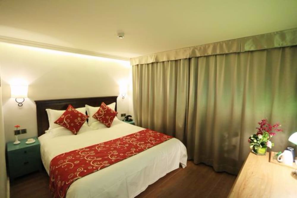 Standard Queen Room