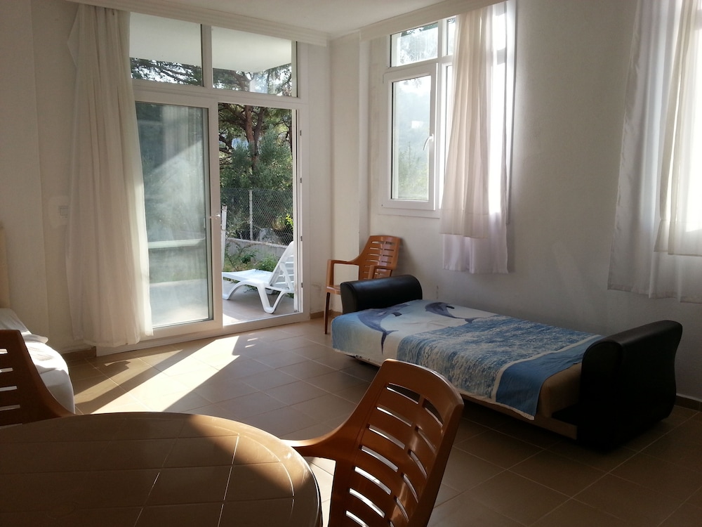 Family Apartment, 1 Bedroom, Lanai, Garden Area photo 3