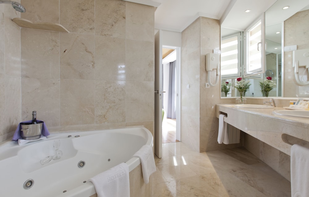 Junior Suite, 1 Queen Bed, Terrace, Sea View, photo 6
