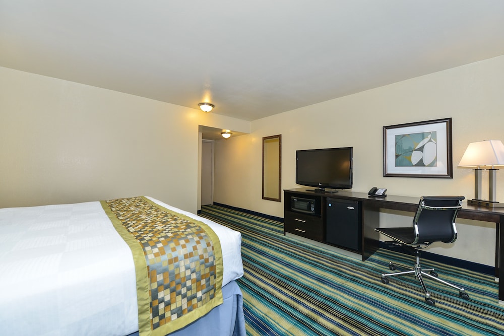 Room, 1 King Bed, Accessible, Non Smoking (Mobility/Hearing) photo 3