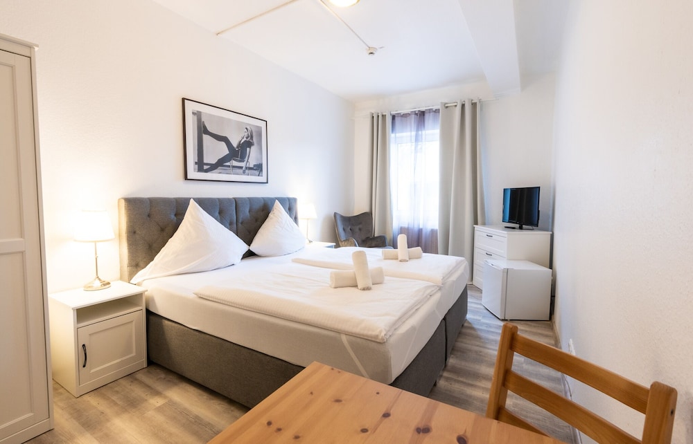 Double Room, 1 Queen Bed photo 1