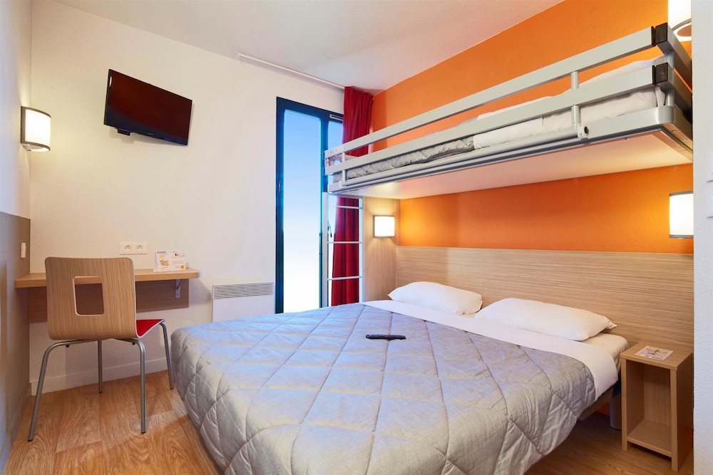 Standard Room, Multiple Beds (1 Double and 1 Single bed) photo 1