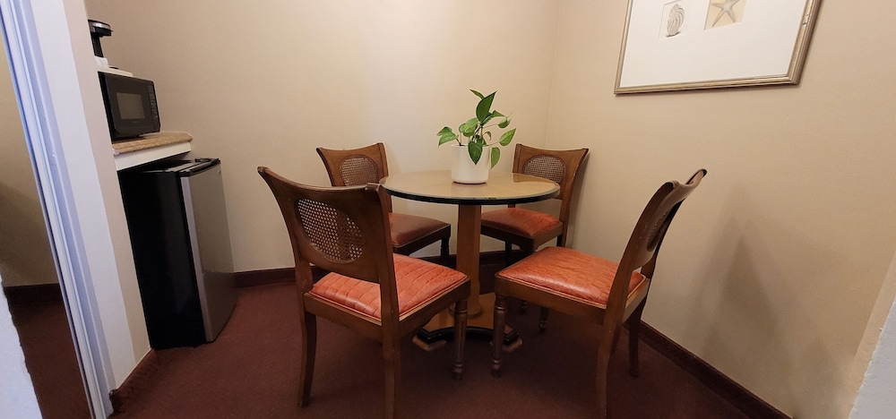 Family Quadruple Room, 2 Queen Beds, Patio, Ground Floor photo 3