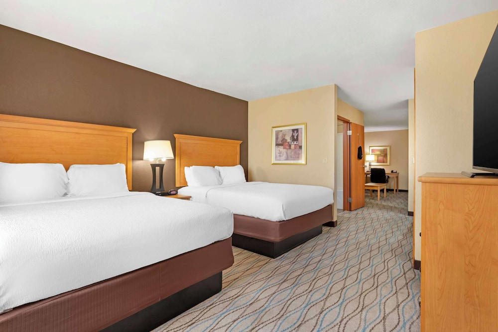 Suite, Multiple Beds, Non Smoking, Refrigerator & Microwave (with Sofabed) - Photo 2