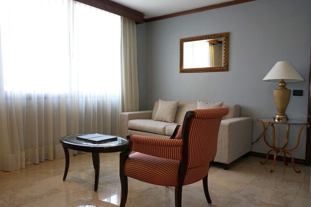 Executive Suite, 1 King Bed with Sofa bed photo 3
