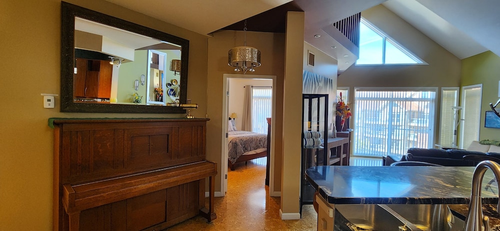 Deluxe Condo, 2 Bedrooms, 2 Bathrooms, Partial Lake View photo 3