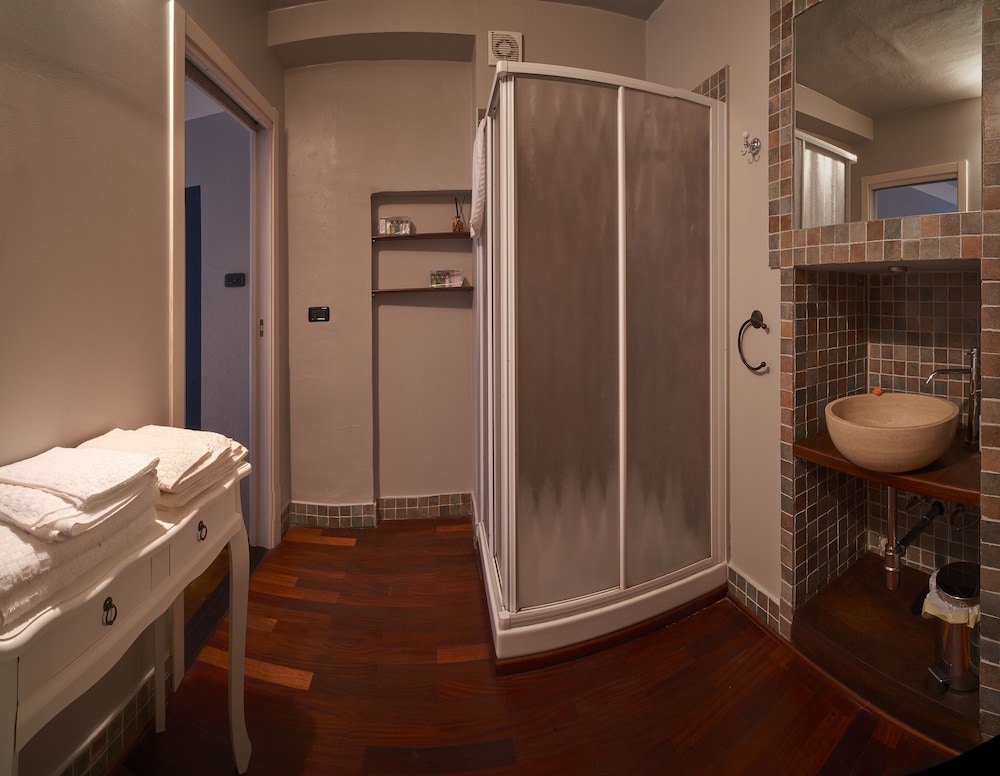 Deluxe Room, 1 Queen Bed, Non Smoking photo 2