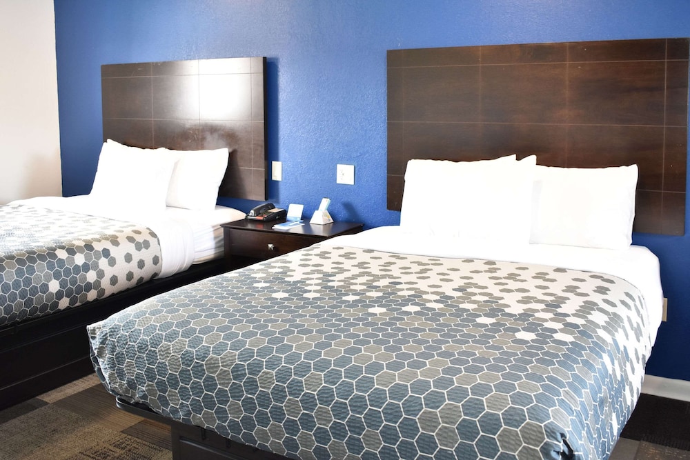 Standard Room, Multiple Beds, Non Smoking - Photo 9