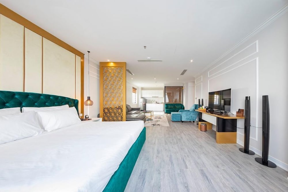 Suite - Photo 1