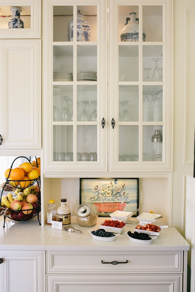 Suite, 1 Queen Bed, Kitchenette (Craigmyle) photo 3