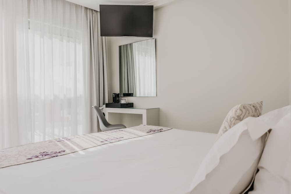 Superior Double Room, 2 Twin Beds, Pool Access photo 2