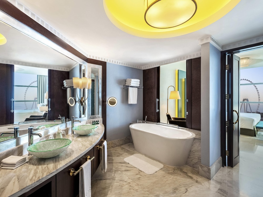 Club Suite, 1 King Bed, Club Lounge Access, Sea View (Opera. Balcony)