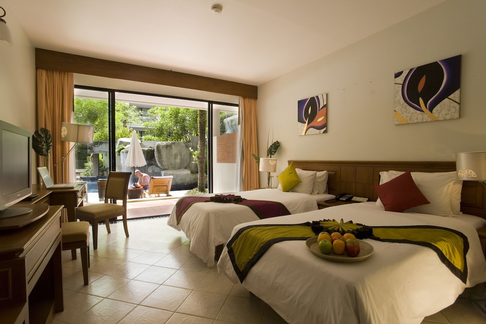 Deluxe Room with Pool Side - Photo 3