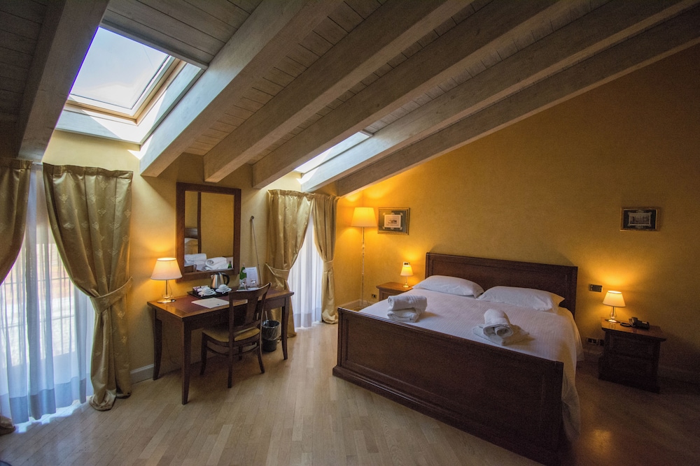 Deluxe Room, Courtyard View