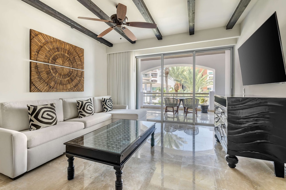 1 Bedroom 1 King Dlx Pool View Suite Balcony