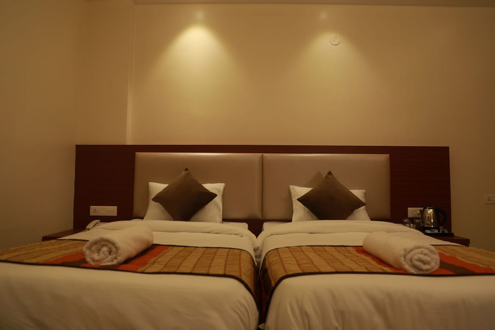 Deluxe Twin Room with Balcony - Photo 13