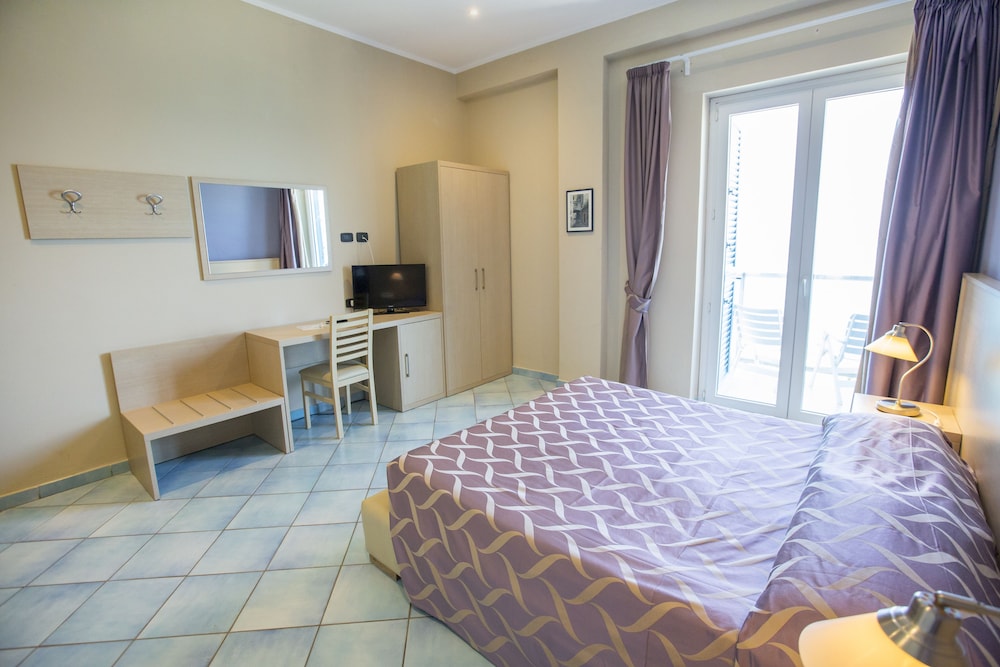 Triple Room, Balcony, Sea View - Photo 1