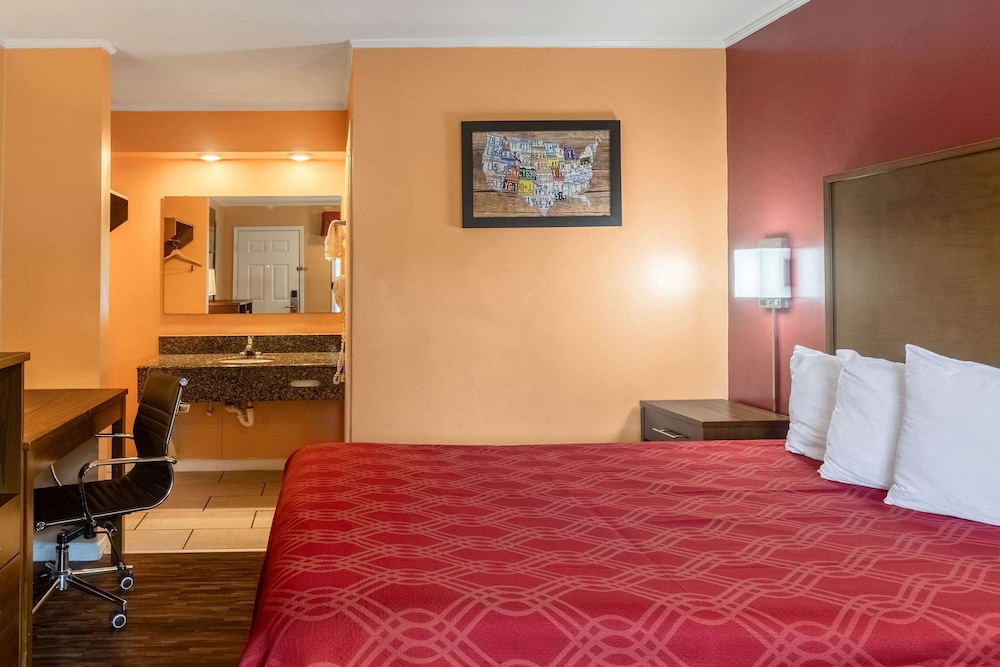 Standard Room, 1 Queen Bed, Non Smoking photo 3