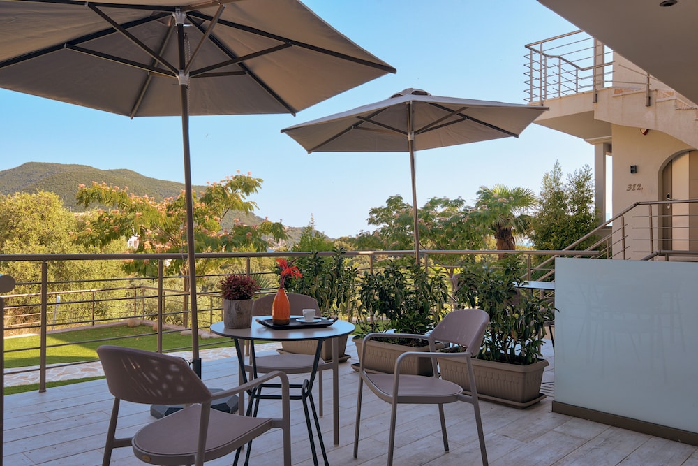 Double Room with Garden and Mountain view photo 3