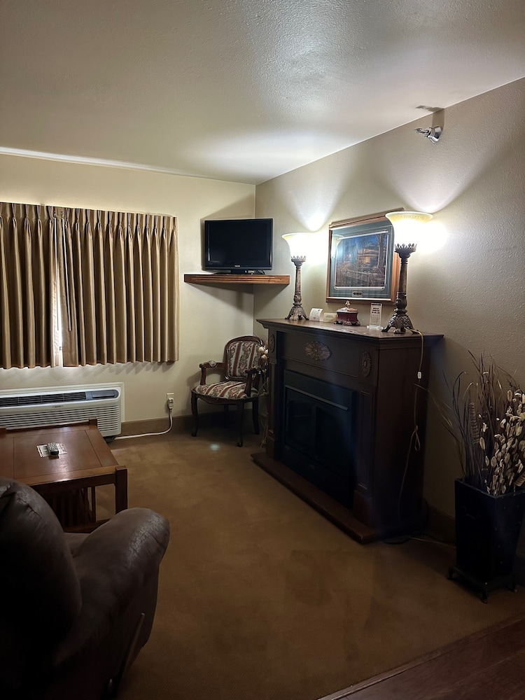 Suite, 1 Queen Bed with Sofa bed - Photo 4