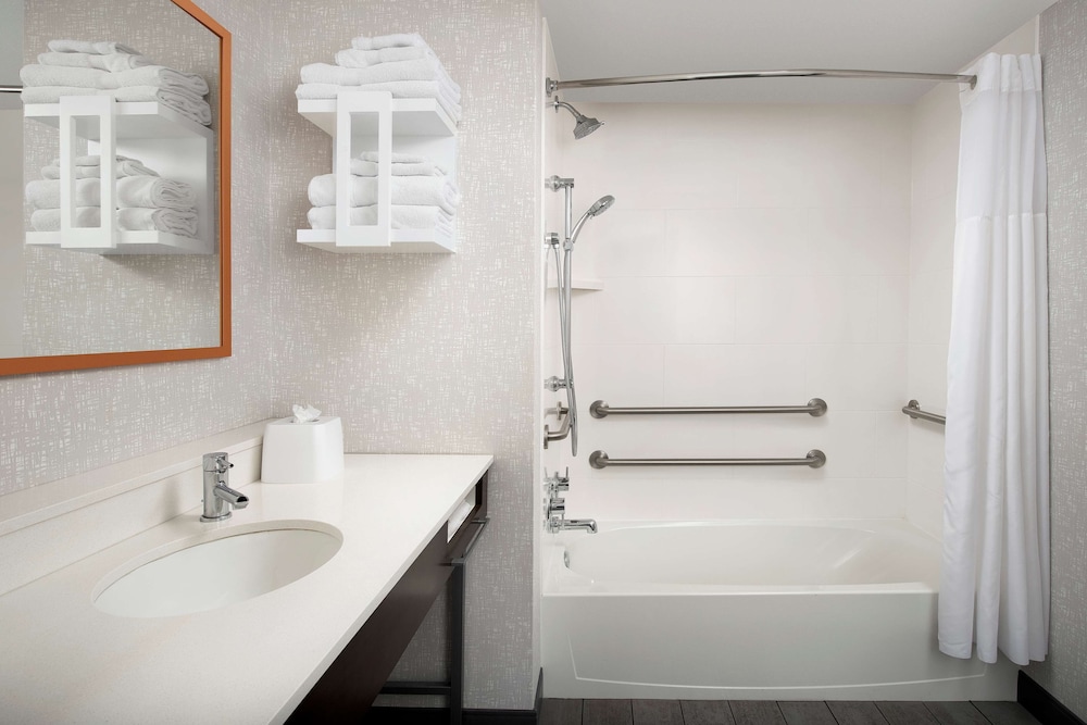 Suite, 2 Queen Beds, Accessible, Bathtub - Photo 10