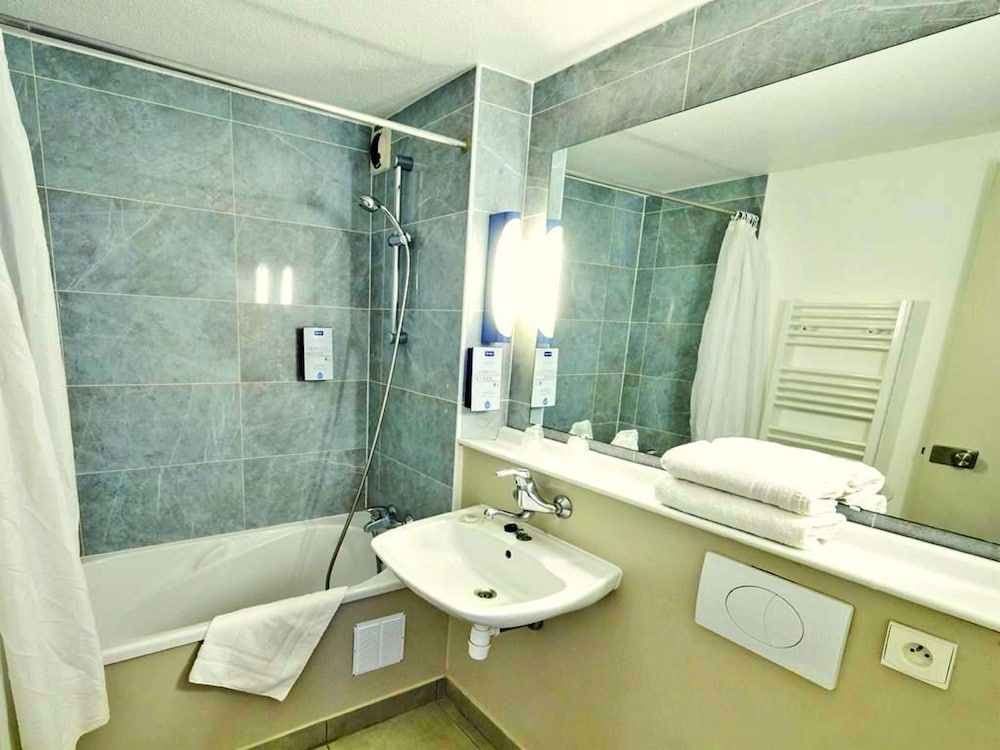 Standard Room, 2 Twin Beds - Photo 8