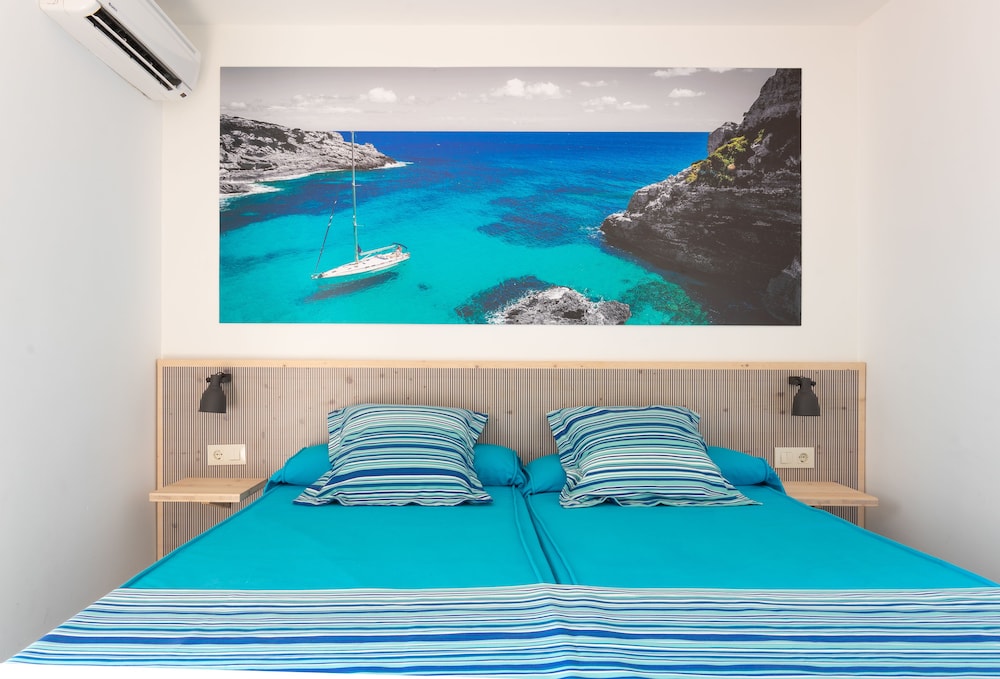 Standard Room, 1 Double Bed, Balcony, Partial Ocean View photo 3