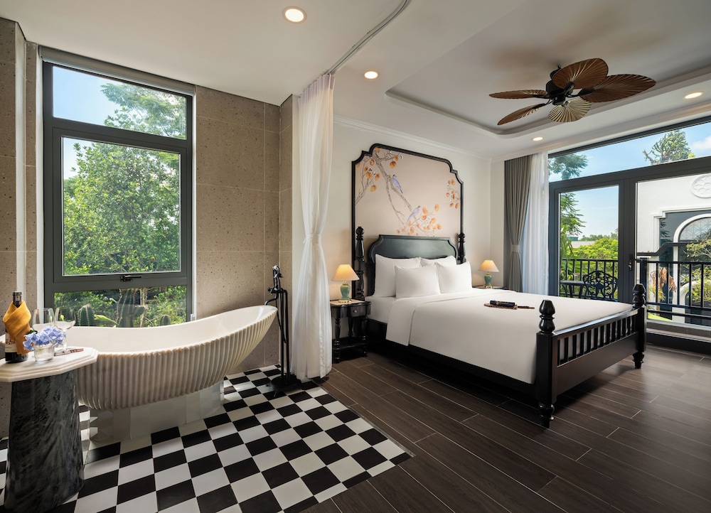 Luxury Suite, Balcony, Pool View