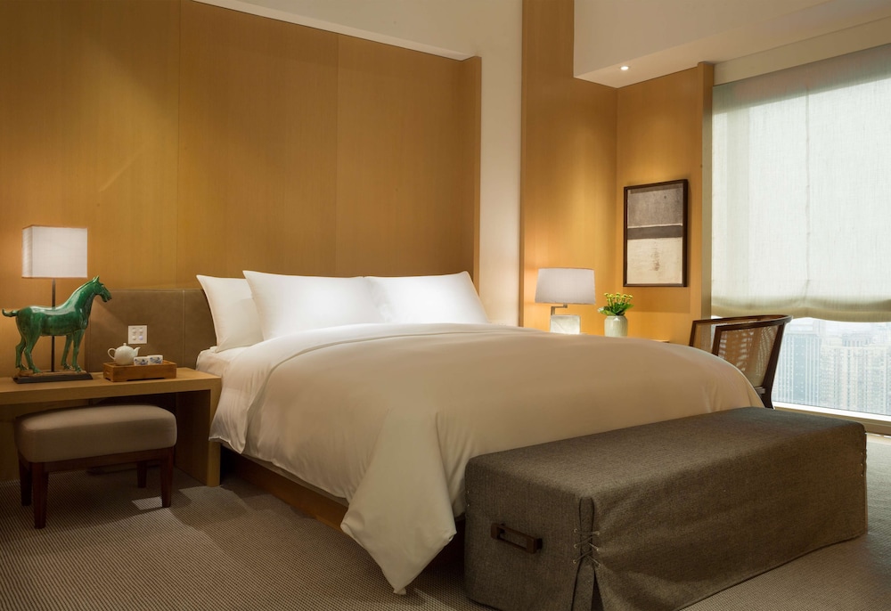 Classic Room, 1 King Bed (City View) photo 2