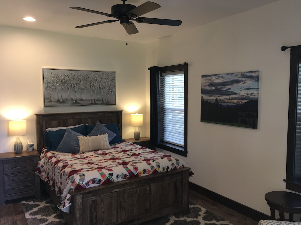Single Room, 1 Queen Bed, Private Bathroom, Pool View