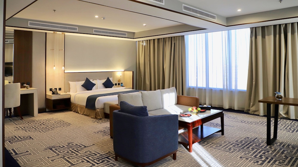 Panoramic Suite, 1 King Bed, City View, Poolside photo 2