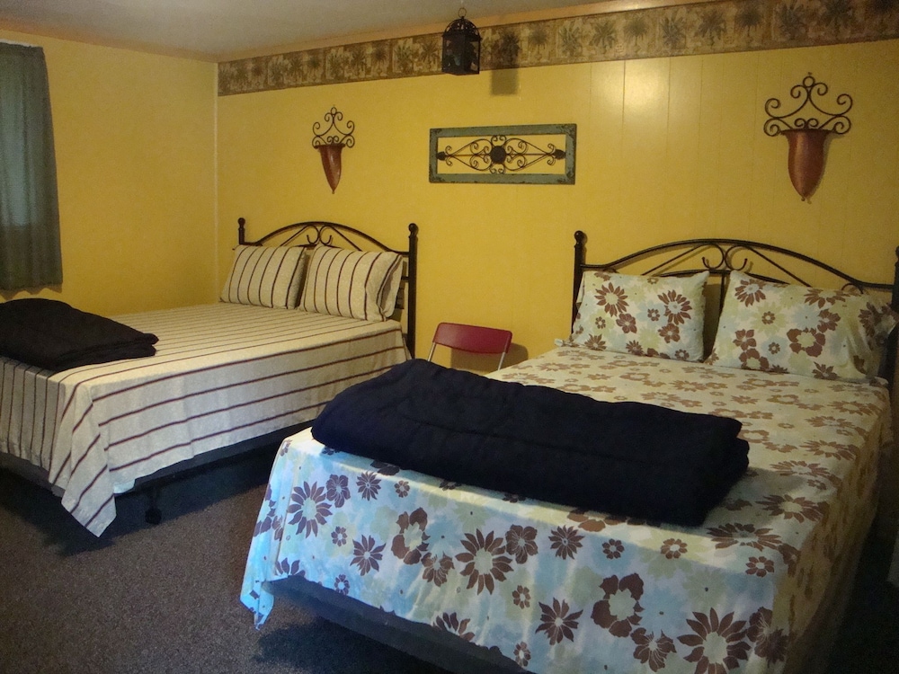Basic Room, 2 Queen Beds photo 1