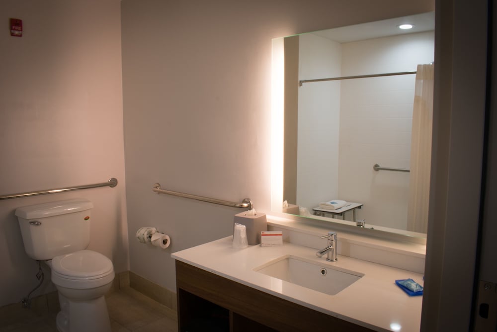 Standard Room, 2 Queen Beds, Accessible Bathtub (Accessible Tub) photo 2