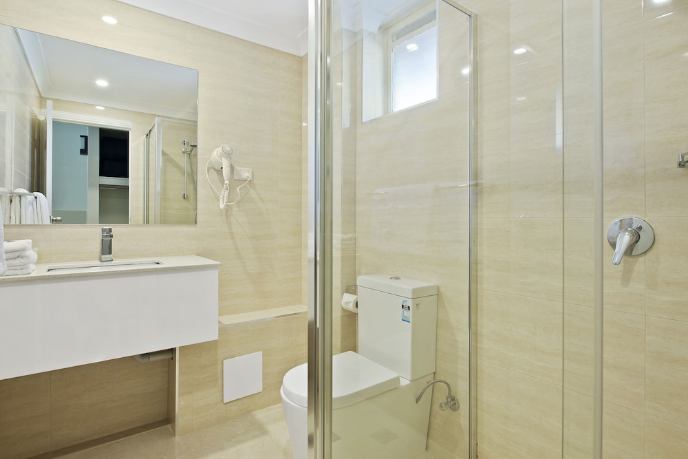 Standard Room (Queen and Single) - Photo 6