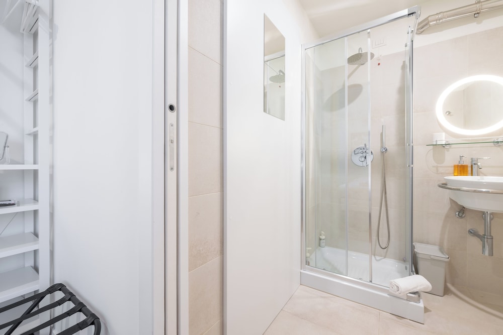 Villanova, comfort single, en-suite bathroom photo 3