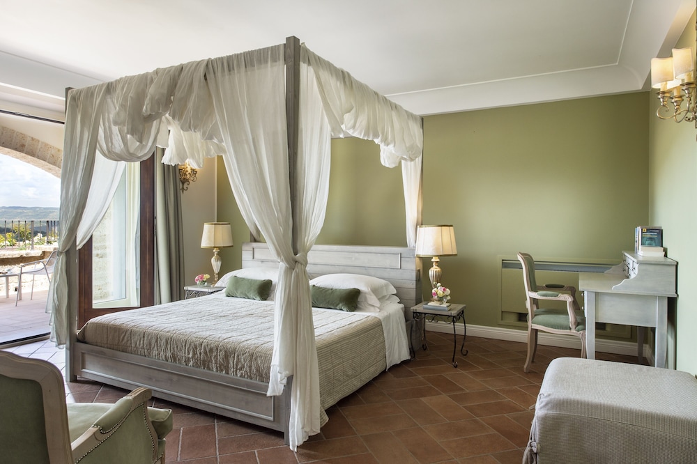 Suite, 1 King Bed, Hill View photo 1