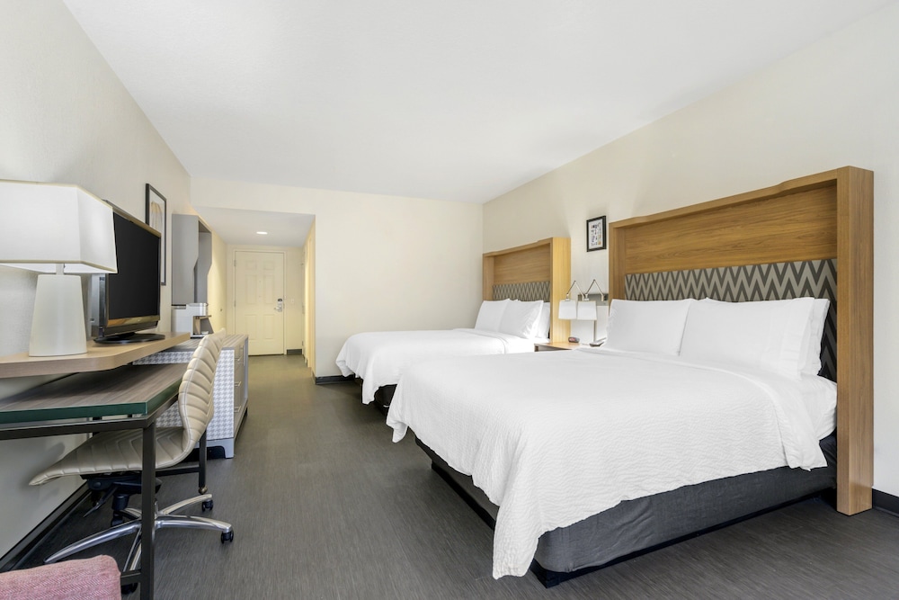 Standard Room, 2 Queen Beds (Accessible Tub)