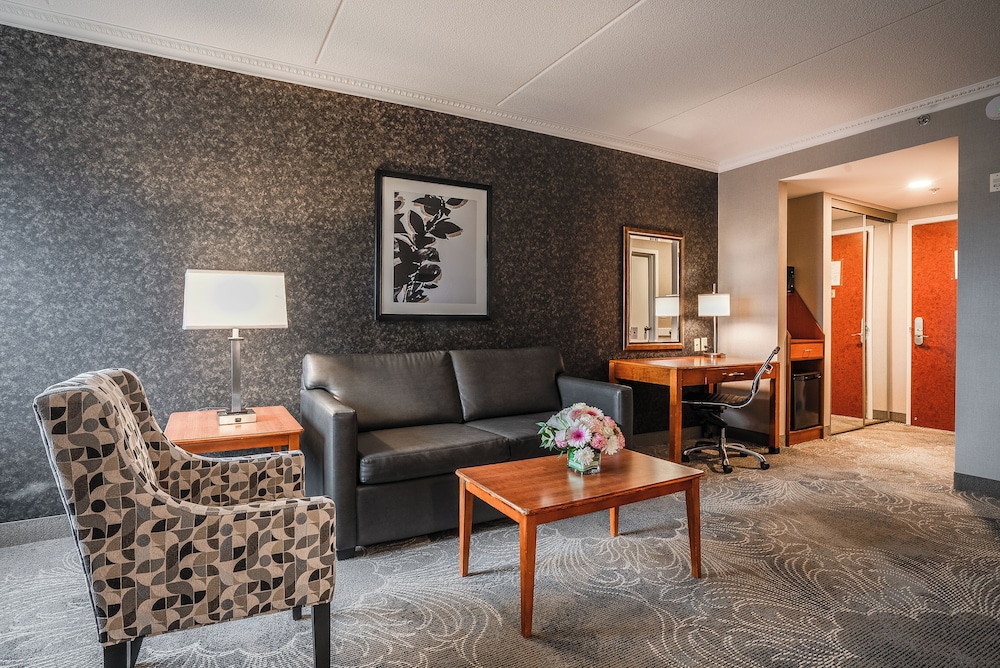 Deluxe Queen Suite with Jetted Tub-Separate Living Room photo 3