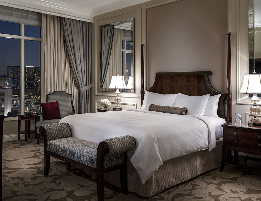 Newly Remodeled Grand King Suite with Prestige Club Lounge Access - Photo 2