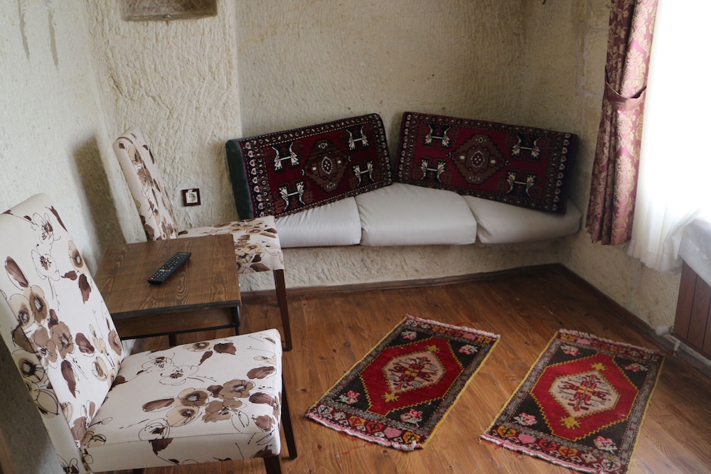 Honeymoon Room - Photo 10