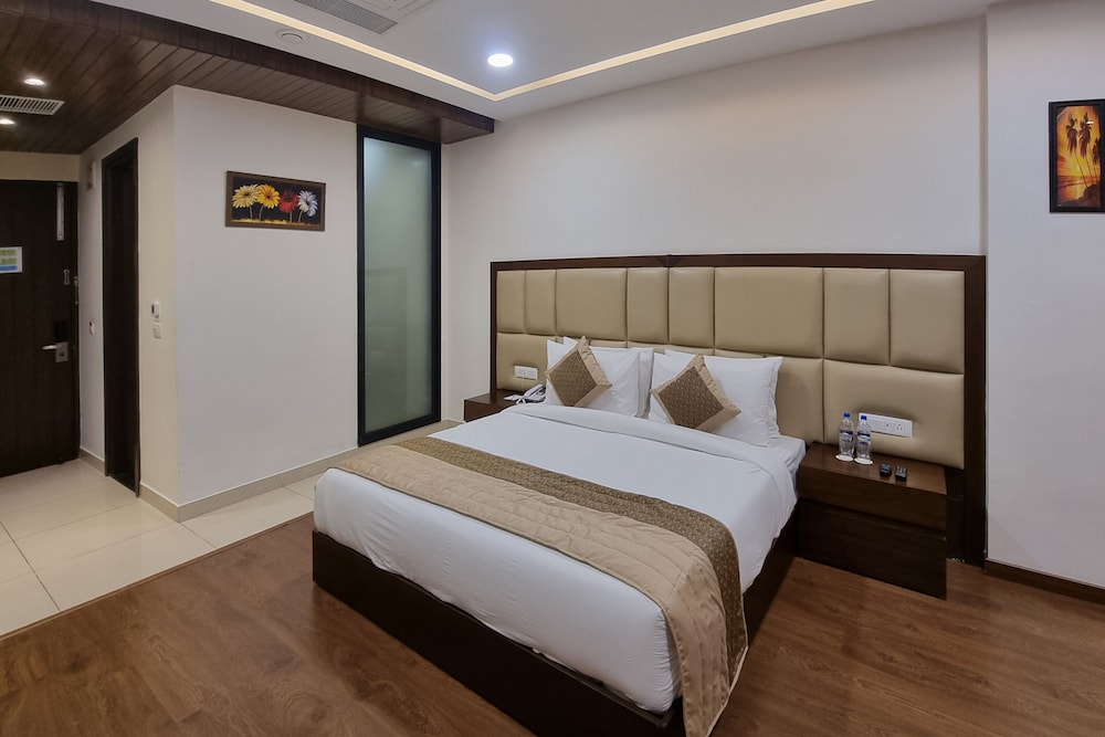 Premium Room, 1 King Bed, Non Smoking, Mountain View - Photo 10