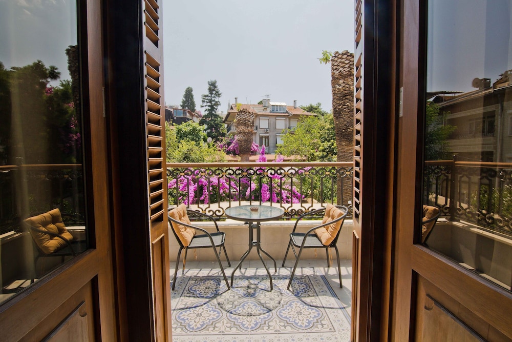 Deluxe Double Room with Balcony - Photo 1