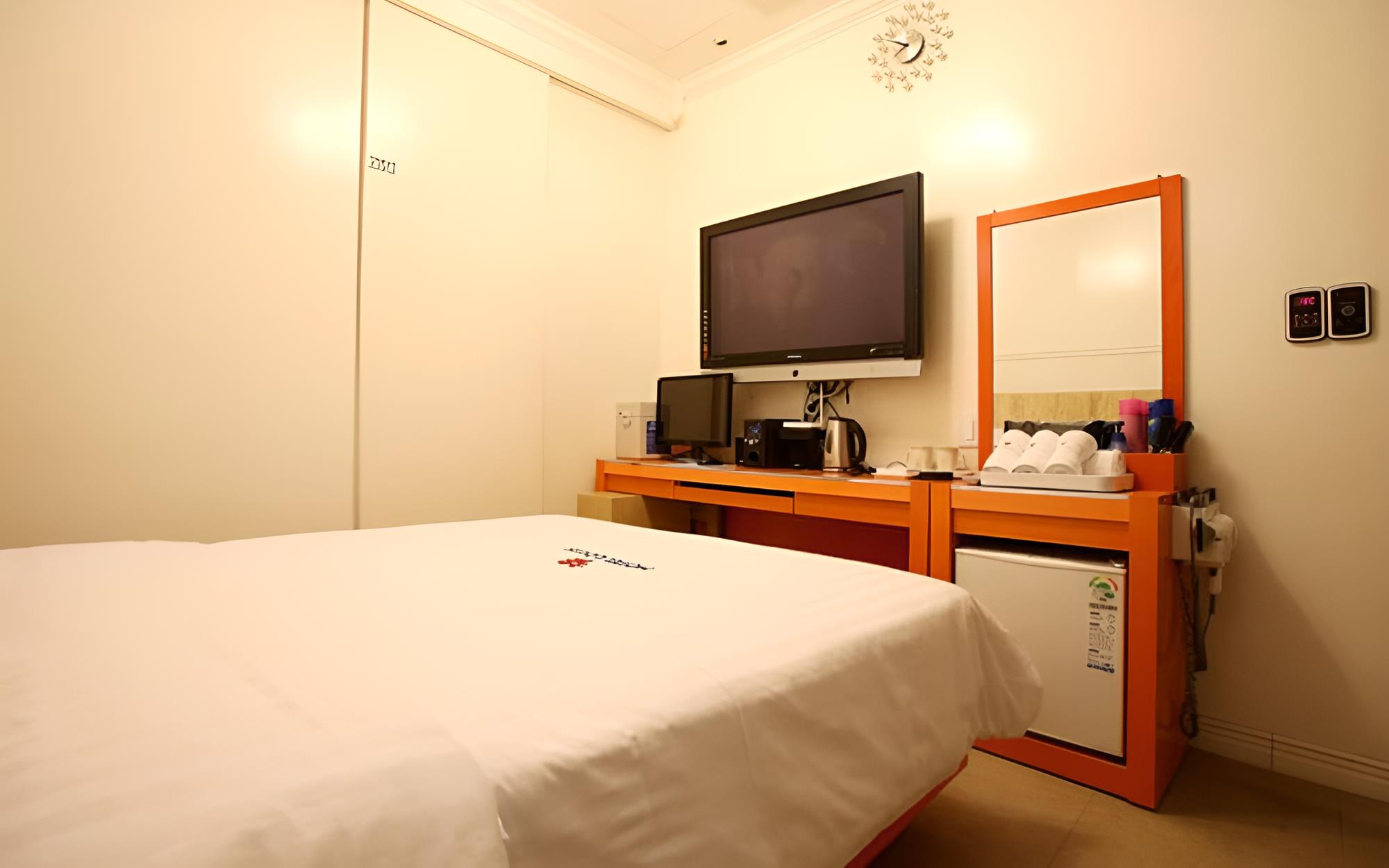 Room (Standard room - walk-in only (Netflix) - Photo 8
