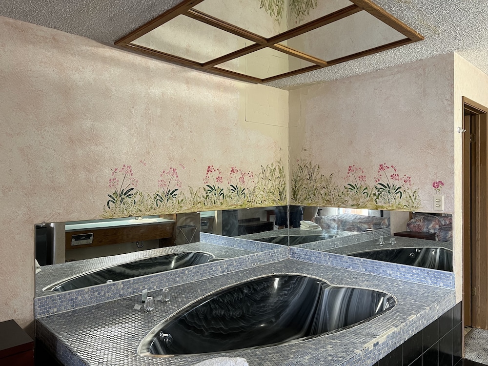 Premium Room, 1 Queen Bed, Hot Tub photo 3