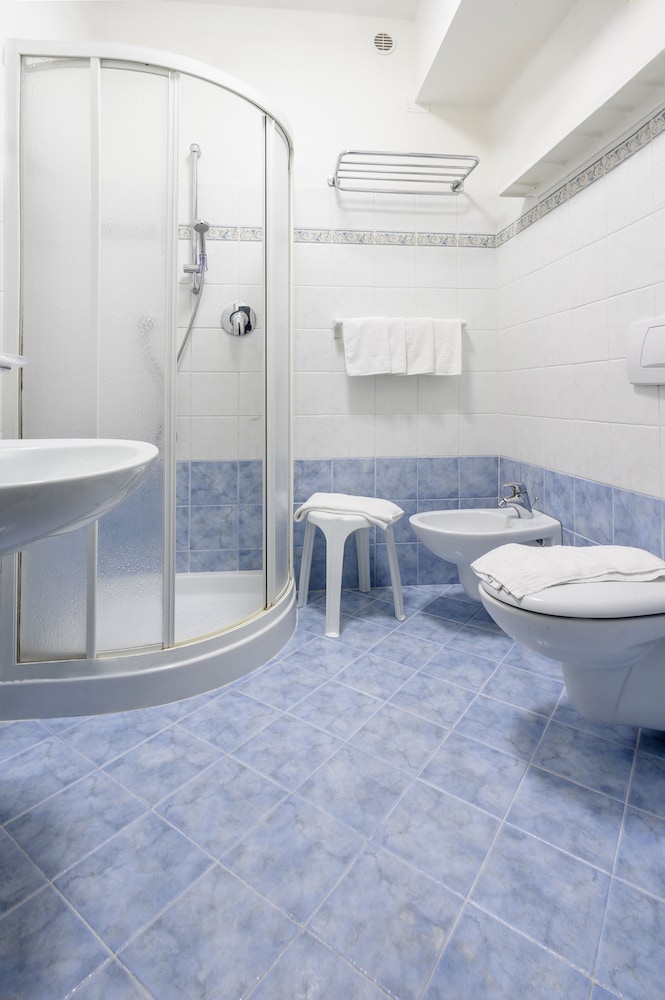 Standard Double or Twin Room - Photo 4