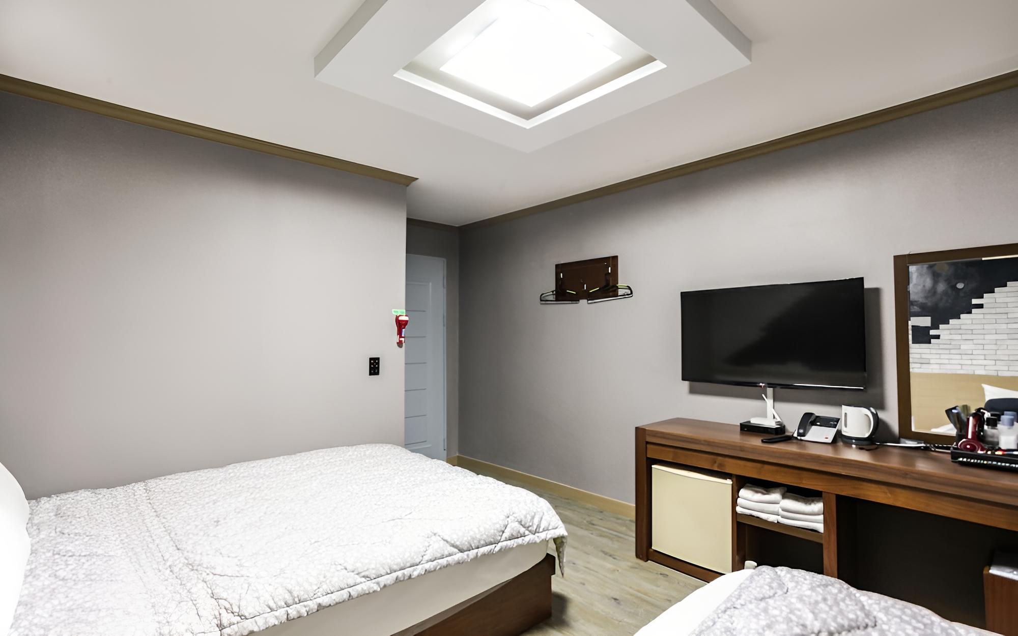 Room (Twin) - Photo 3