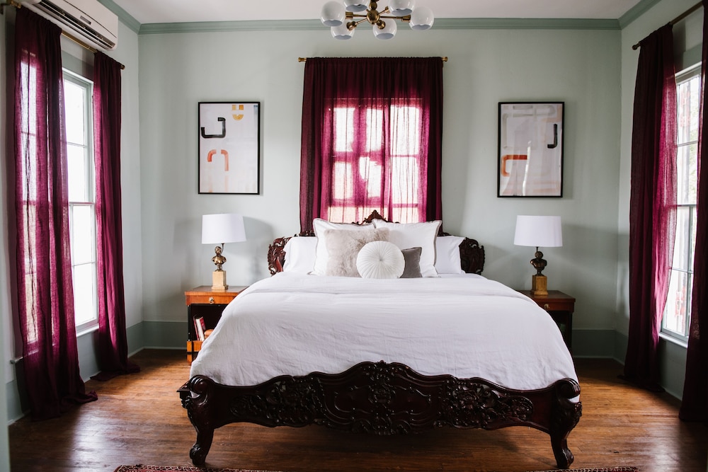Suite, 1 King Bed (The Newlyweds) photo 1