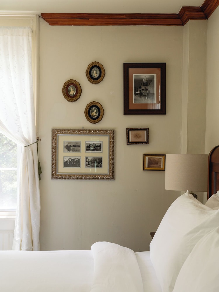 Room (Mary Lee Ball) photo 3