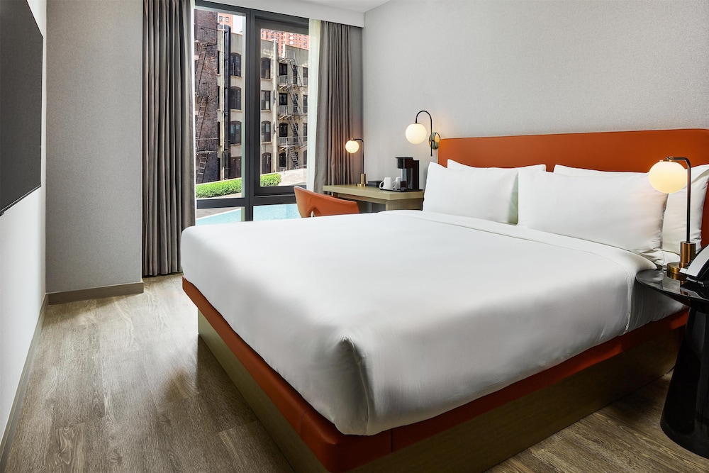 Room, 1 Queen Bed, Accessible, Pool View (Hearing)